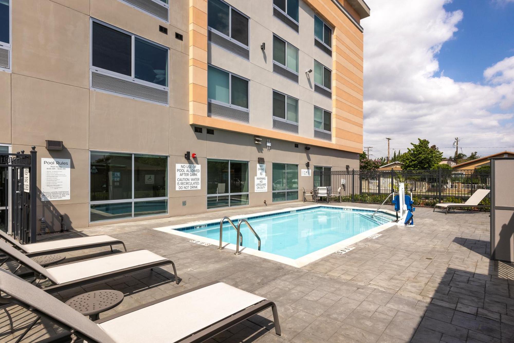 Holiday Inn Express & Suites - Hawaiian Gardens By Ihg Luaran gambar