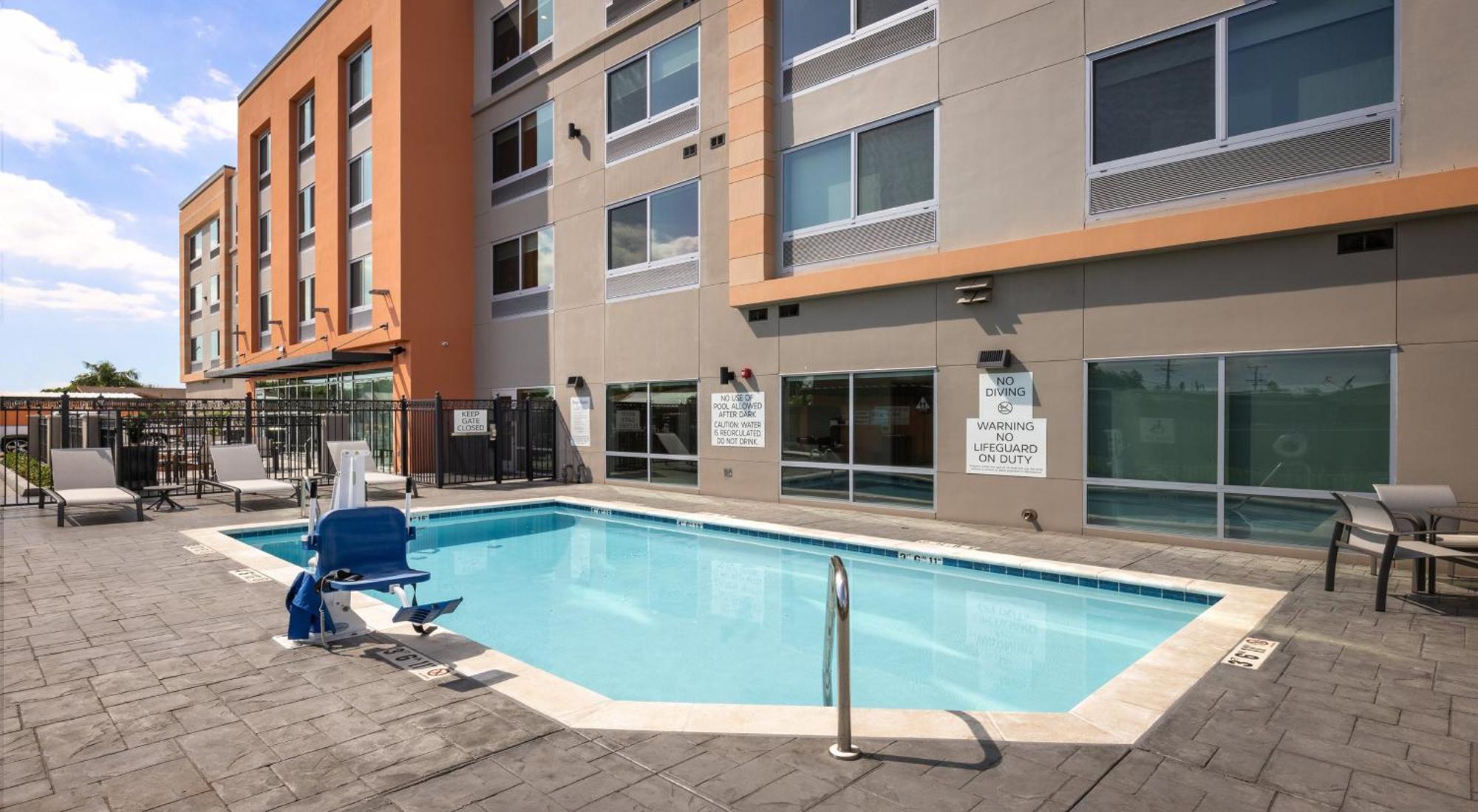Holiday Inn Express & Suites - Hawaiian Gardens By Ihg Luaran gambar